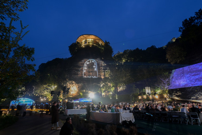 与自然共生 美育赋能乡村振兴:“山前白夜大地艺术展”平江绽放