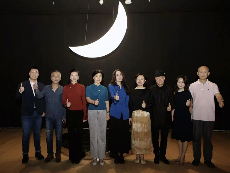 月亮先生列昂个展开幕:在深圳收到一封“月亮来信”