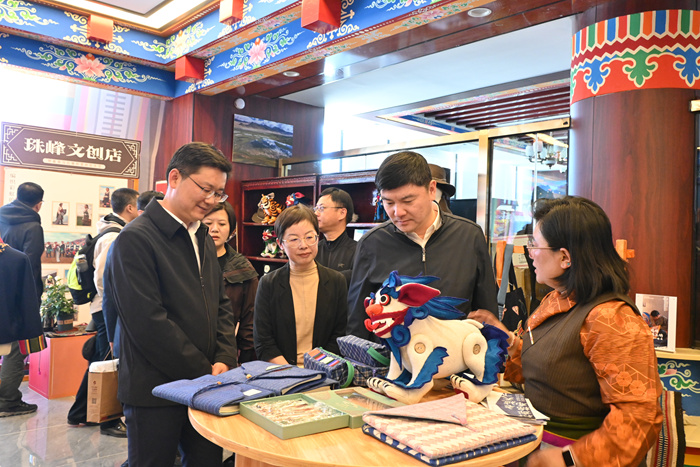 “巅峰绘梦·沪藏情深——定日珠峰当代艺术展”圆满开展