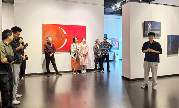 季海洋个展《偷月亮的人》:照见艺术的纯粹与真实