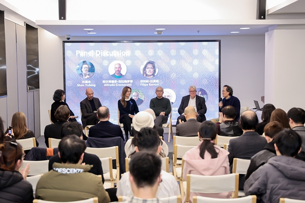 艺术评论的中外差异与发展动向